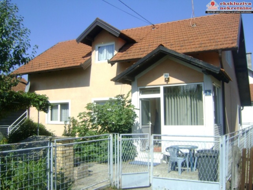 Useljiva kuća sa visokim potkrovljem u gradskom naselju ID:1996/ZP