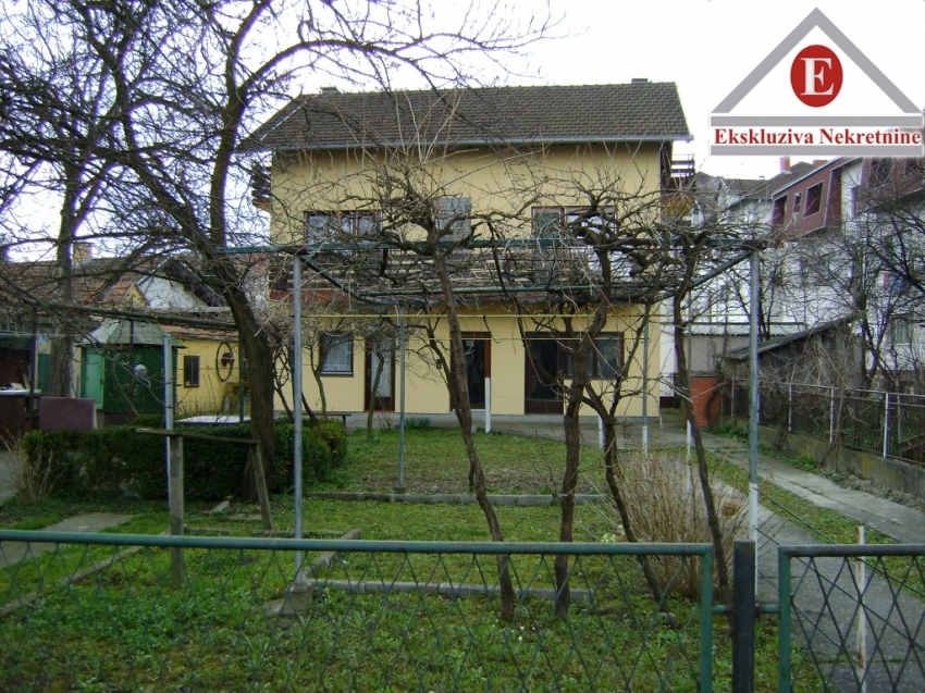 Kuća u Srpskoj Varoši na placu površine 631m2, pogodna za izgradnju stambeno-poslovnog objekta